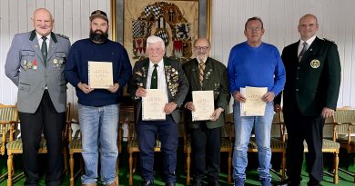 Ehrenmitgliedschaft für Bernhard Prüfer und Ehrung langjähriger Mitglieder Ehrenmitgliedschaft für Bernhard Prüfer und Ehrung langjähriger Mitglieder